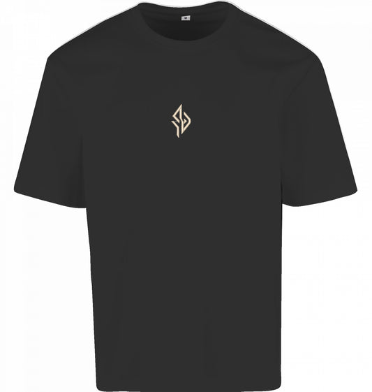 SUÐR FIND Loose Fit Tee in Black – Vorderseite mit gesticktem SUÐR-Monogramm auf der Brust