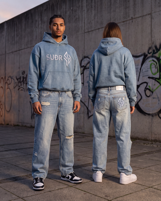 SUÐR Denim Vintage Blue am Model, Rückansicht mit gesticktem Emblem