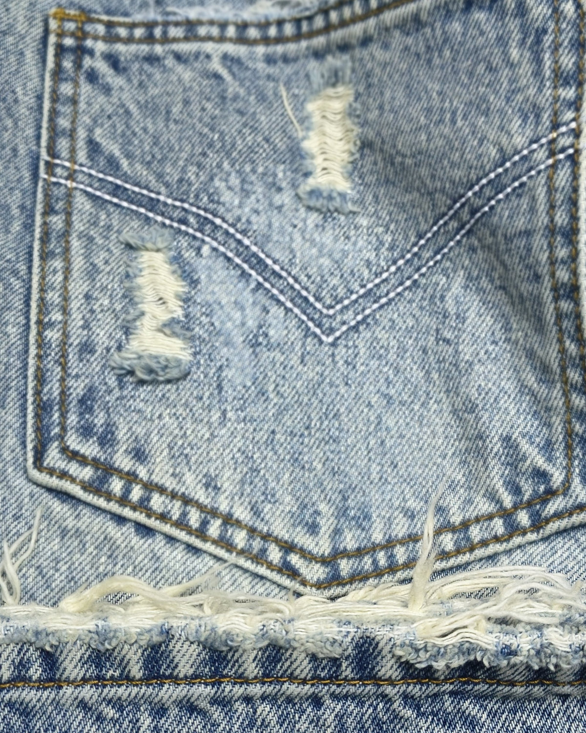 SUÐR Denim Vintage Blue – Gesäßtasche mit V-Stich und Distressing, von SUÐR
