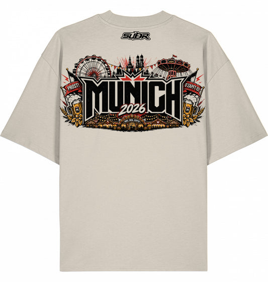 VESTR FEST 01 – MUNICH Oversized Tee in Cream, Wiesn-Panorama mit 2026 auf dem Rücken, von SUÐR