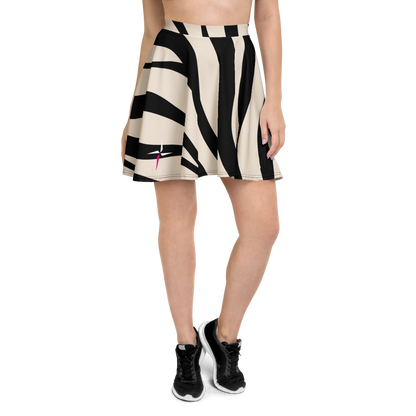 SUÐR-'26 Skater Skirt Zebra – ausgestellter Skater-Rock mit Streifen-Print in Schwarz und Creme