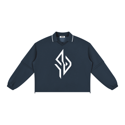 SUÐR Collar Sweatshirt – Sweatshirt in Navy Blue, Vorderseite mit großem SUÐR-Emblem auf der Brust und Polokragen