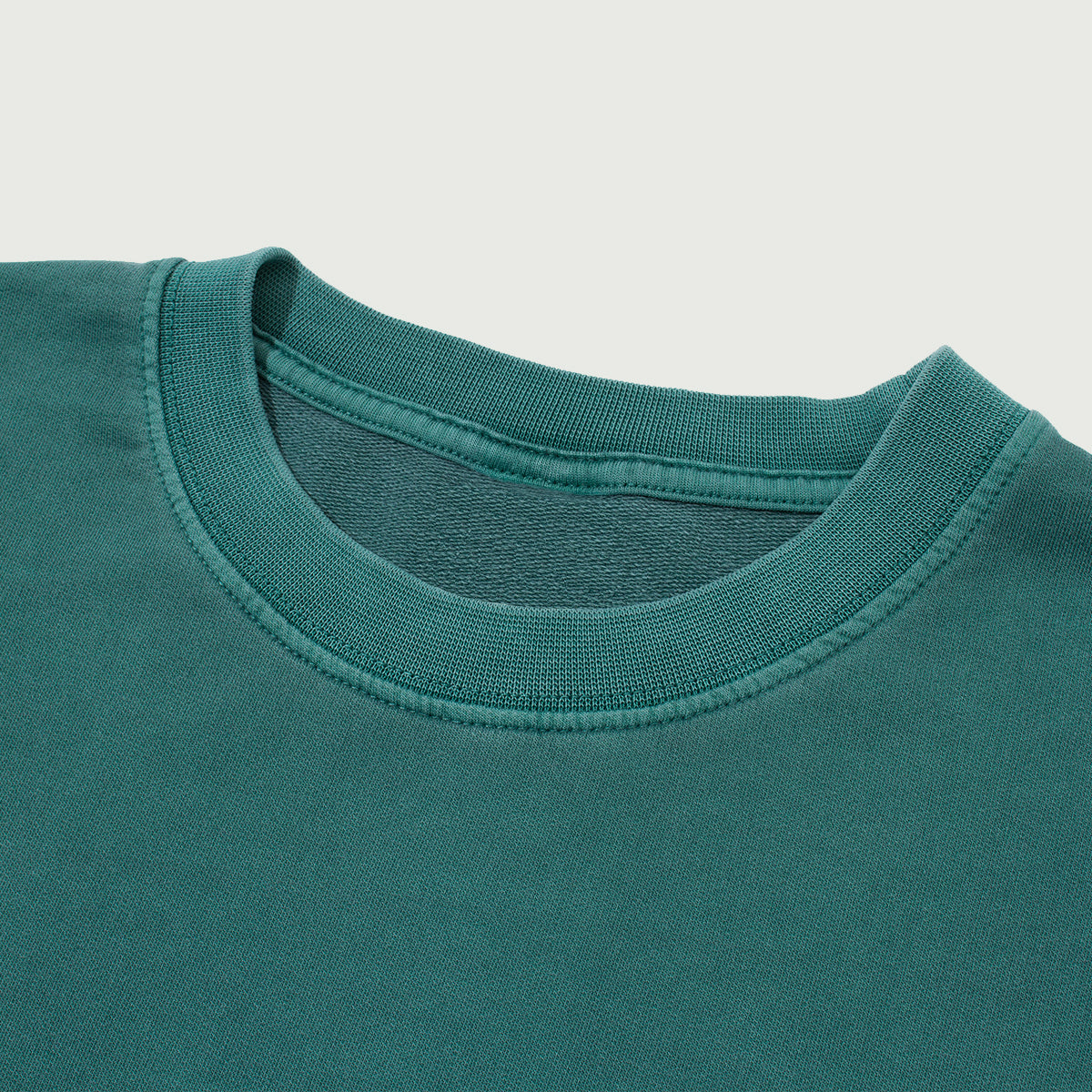 VESTR ANGEL SHIRT – Stoffdetail, gewaschene Baumwolle mit Rippkragen, von SUÐR