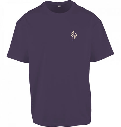 SUÐR FIND Wayfinder Tee in Purple Night – Vorderseite mit beige gesticktem SUÐR-Monogramm auf der Brust