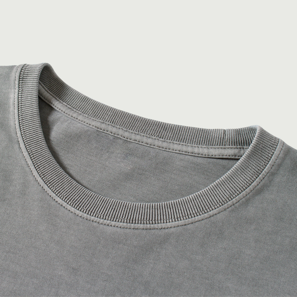 SUÐR Never Fear Layered Longsleeve – Layered Longsleeve in Hellgrau, Vorderansicht