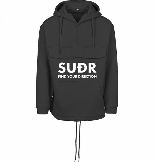 SUÐR FIND Pull Over Hoodie in Schwarz – Vorderansicht mit SUÐR-Schriftzug auf der Fronttasche
