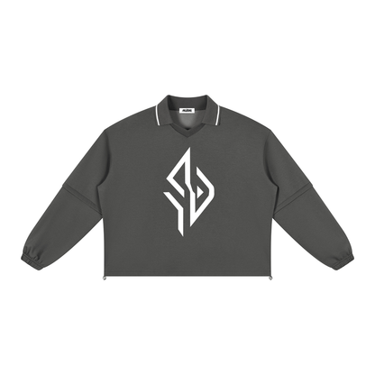 SUÐR Collar Sweatshirt – Sweatshirt in Dark Gray, Vorderseite mit großem SUÐR-Emblem auf der Brust und Polokragen