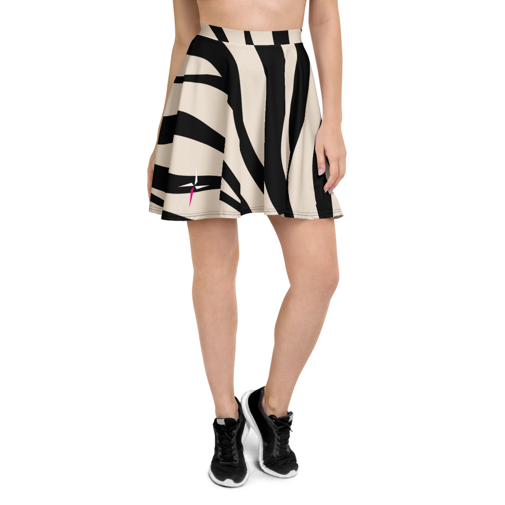 SUÐR-'26 Skater Skirt Zebra – ausgestellter Skater-Rock mit Streifen-Print in Schwarz und Creme