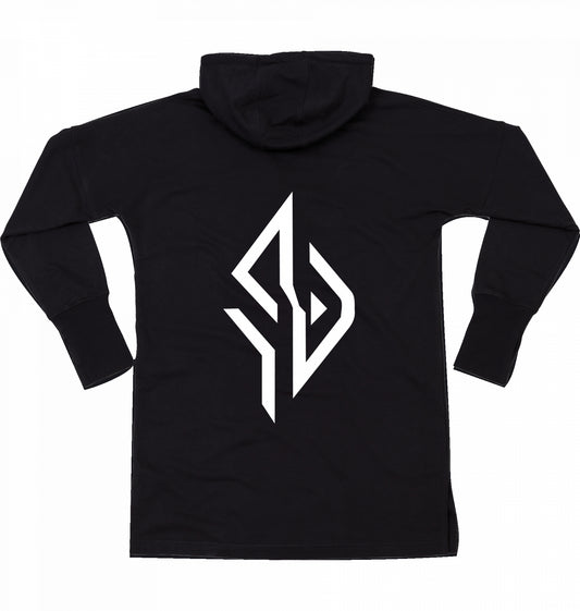 SUÐR FIND Hoodie Dress in Schwarz – Rückansicht mit großem SUÐR-Monogramm