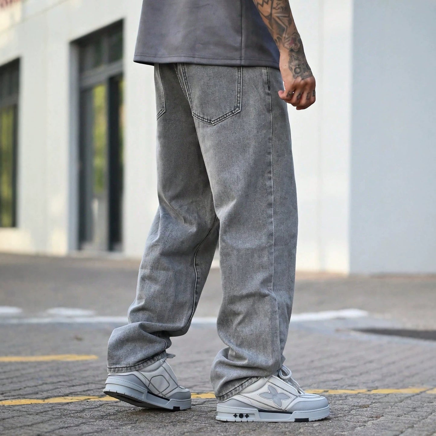 SUÐR Signature Straight Jeans in Grau