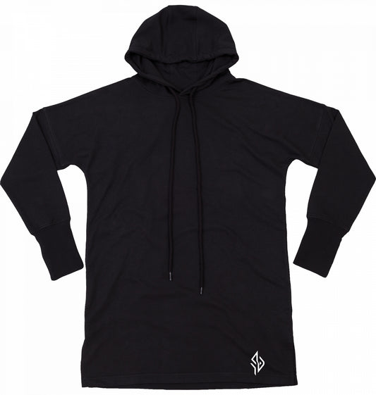 SUÐR FIND Hoodie Dress in Schwarz – Vorderansicht mit Emblem am Saum