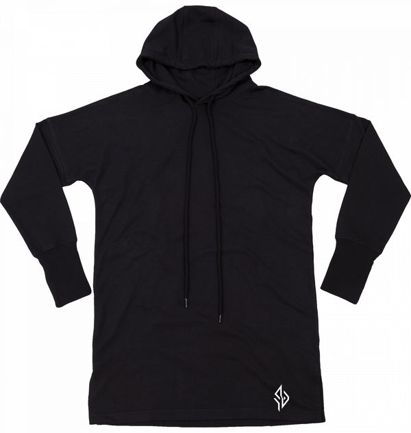 SUÐR FIND Hoodie Dress in Schwarz – Vorderansicht mit Emblem am Saum