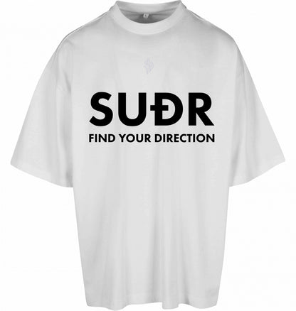 SUÐR FIND Huge Tee in White – Vorderseite mit SUÐR Find-Your-Direction-Print und gesticktem Logo