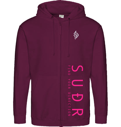 SUÐR FIND 07 Zoodie in Burgundy – Vorderansicht mit Emblem und SUÐR-Schriftzug