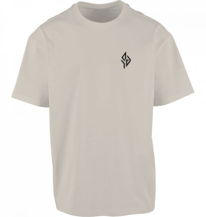 SUÐR FIND Wayfinder Tee in Sand – Vorderseite mit gesticktem SUÐR-Monogramm auf der Brust