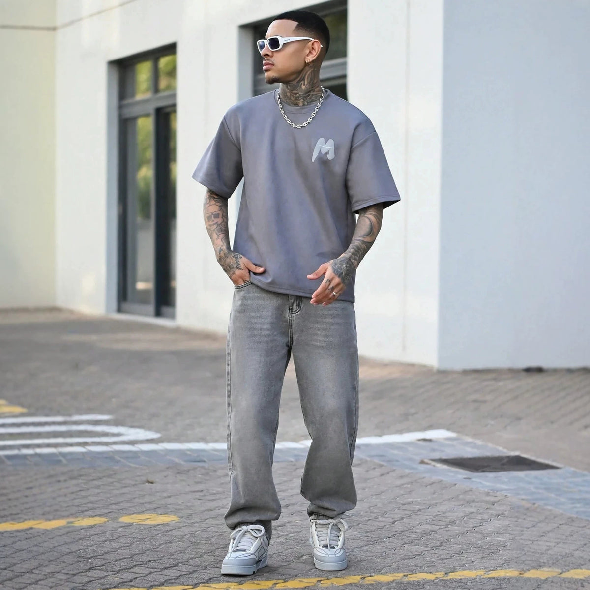 SUÐR Signature Straight Jeans in Grau