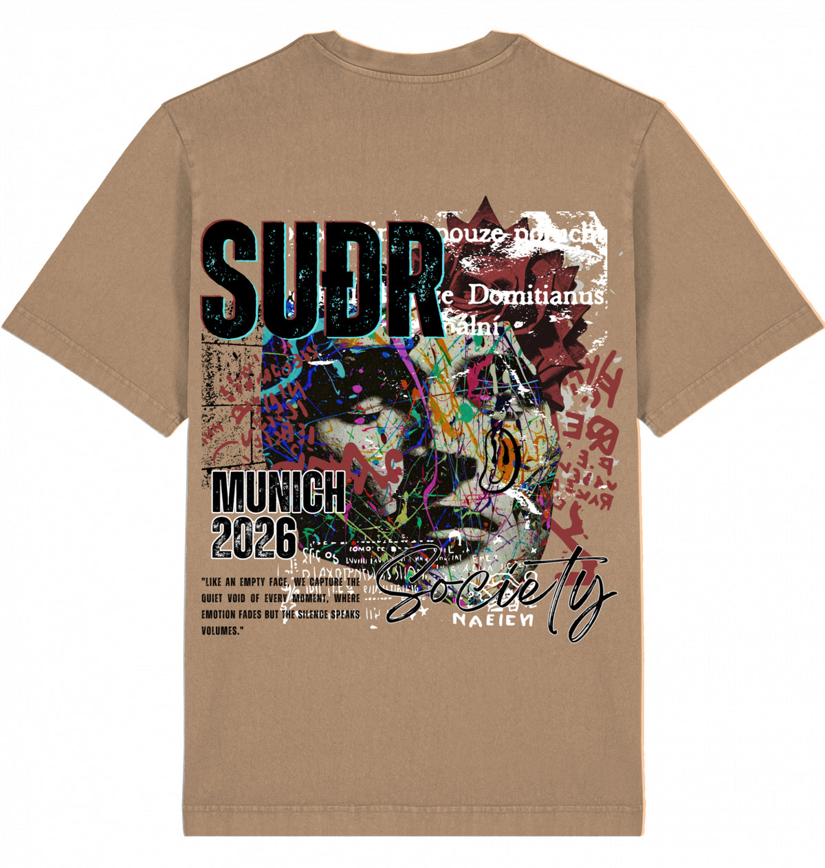 VESTR SOCIETY – Garment Dyed Tee in Latte, Collage-Backprint „SUÐR Munich 2026 Society“