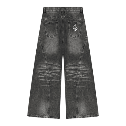 SUÐR Denim Wide Leg Women – Jeans in Black, Rückseite mit dem SUÐR-Emblem auf der rechten Gesäßtasche