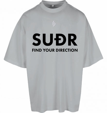 SUÐR FIND Huge Tee in Light Asphalt – Vorderseite mit SUÐR Find-Your-Direction-Print und gesticktem Logo
