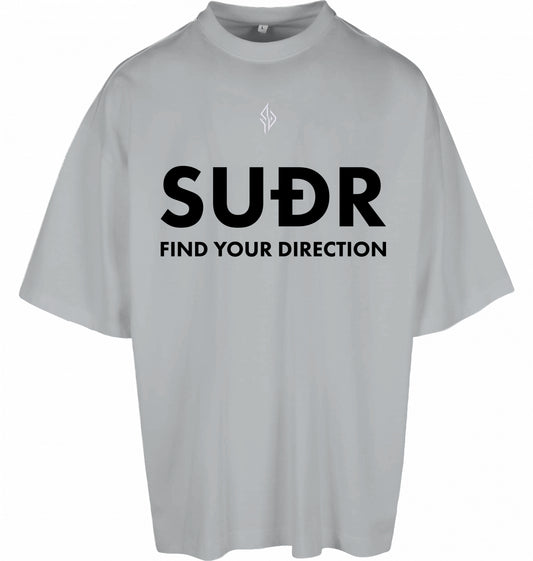 SUÐR FIND Huge Tee in Light Asphalt – Vorderseite mit SUÐR Find-Your-Direction-Print und gesticktem Logo