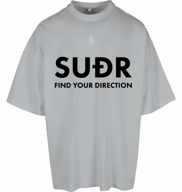 SUÐR FIND Huge Tee in Light Asphalt – Vorderseite mit SUÐR Find-Your-Direction-Print und gesticktem Logo