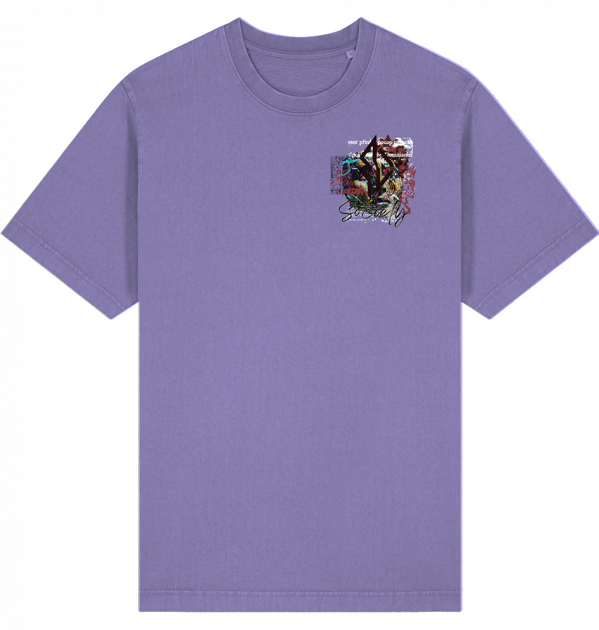 VESTR SOCIETY – Garment Dyed Tee in Purple Love, kleine Collage auf der Brust von SUÐR