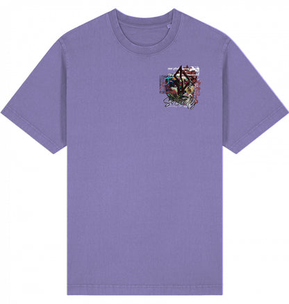 VESTR SOCIETY – Garment Dyed Tee in Purple Love, kleine Collage auf der Brust von SUÐR