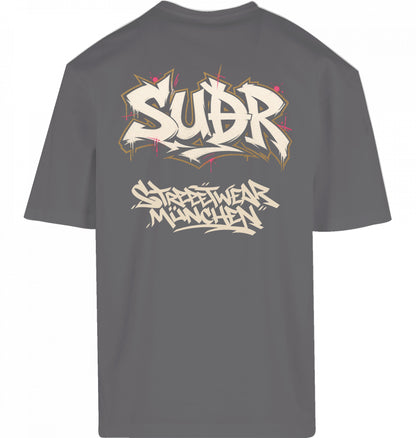 SUÐR FIND Loose Fit Tee in Magnet – Rückseite mit SUÐR Graffiti-Print Streetwear München