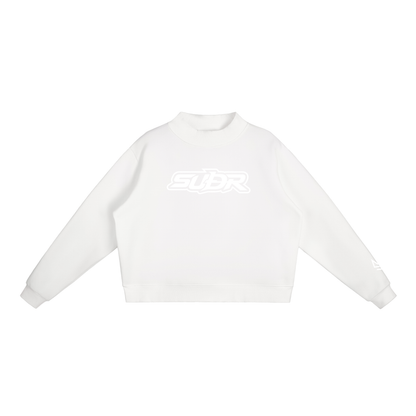 SUÐR Mock-Neck Sweatshirt – Sweatshirt in White, Vorderseite mit SUÐR-Schriftzug in Weiß auf der Brust