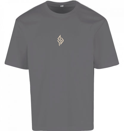 SUÐR FIND Loose Fit Tee in Magnet – Vorderseite mit gesticktem SUÐR-Monogramm auf der Brust
