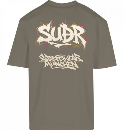 SUÐR FIND Loose Fit Tee in Pale Olive – Rückseite mit SUÐR Graffiti-Print Streetwear München