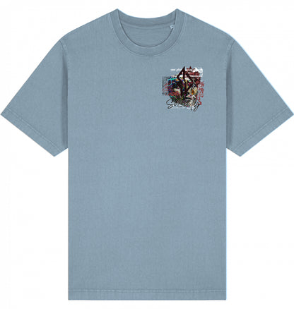VESTR SOCIETY – Garment Dyed Tee in Blue Grey, kleine Collage auf der Brust von SUÐR