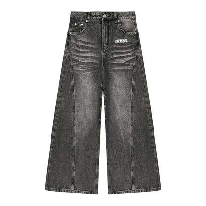 SUÐR Denim Wide Leg Women – Jeans in Black, Vorderseite, schwarze Vintage-Waschung mit SUÐR-Schriftzug unter dem Bund