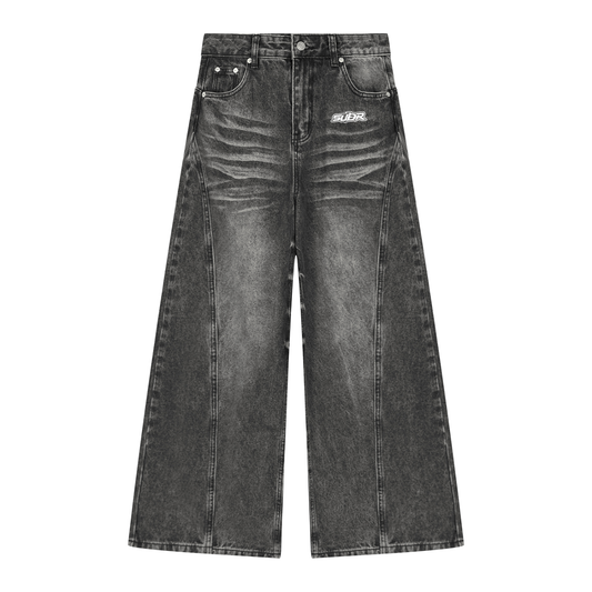 SUÐR Denim Wide Leg Women – Jeans in Black, Vorderseite, schwarze Vintage-Waschung mit SUÐR-Schriftzug unter dem Bund