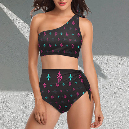 SUÐR Signature One-Shoulder Bikini Set in Schwarz mit Monogramm in Pink und Türkis