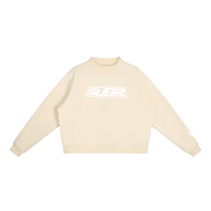 SUÐR Mock-Neck Sweatshirt – Sweatshirt in Cream Apricot, Vorderseite mit SUÐR-Schriftzug in Weiß auf der Brust