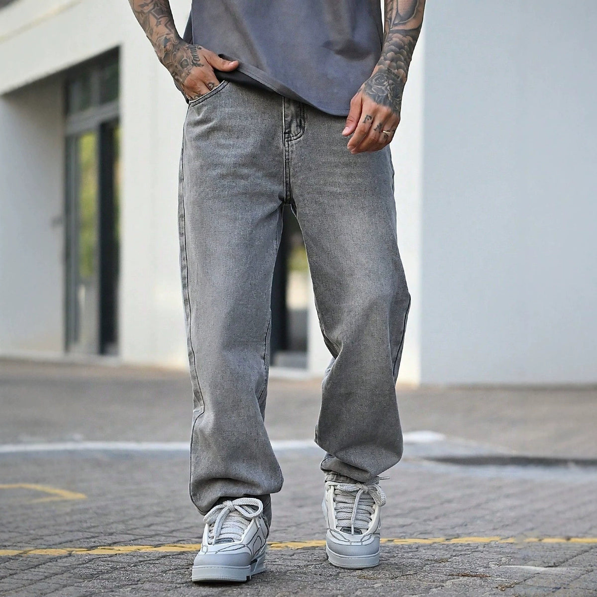 SUÐR Signature Straight Jeans in Grau
