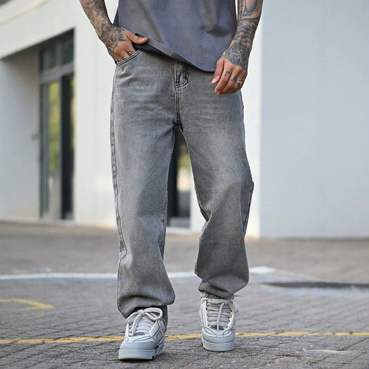 SUÐR Signature Straight Jeans in Grau
