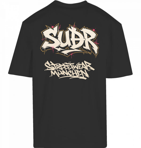 SUÐR FIND Loose Fit Tee in Black – Rückseite mit SUÐR Graffiti-Print Streetwear München