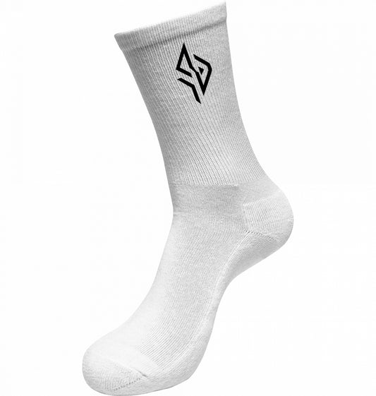 SUÐR FIND Crew Socks in Weiß – Seitenansicht mit Emblem