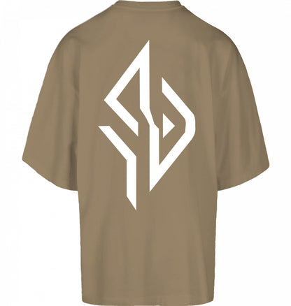 SUÐR FIND Huge Tee in U. Beige – Rückseite mit großem weißem SUÐR-Monogramm im DTF-Druck