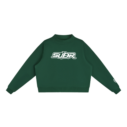 SUÐR Mock-Neck Sweatshirt – Sweatshirt in Blackish Green, Vorderseite mit SUÐR-Schriftzug in Weiß auf der Brust