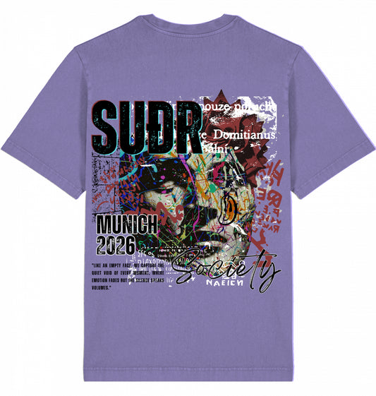 VESTR SOCIETY – Garment Dyed Tee in Purple Love, Collage-Backprint „SUÐR Munich 2026 Society“