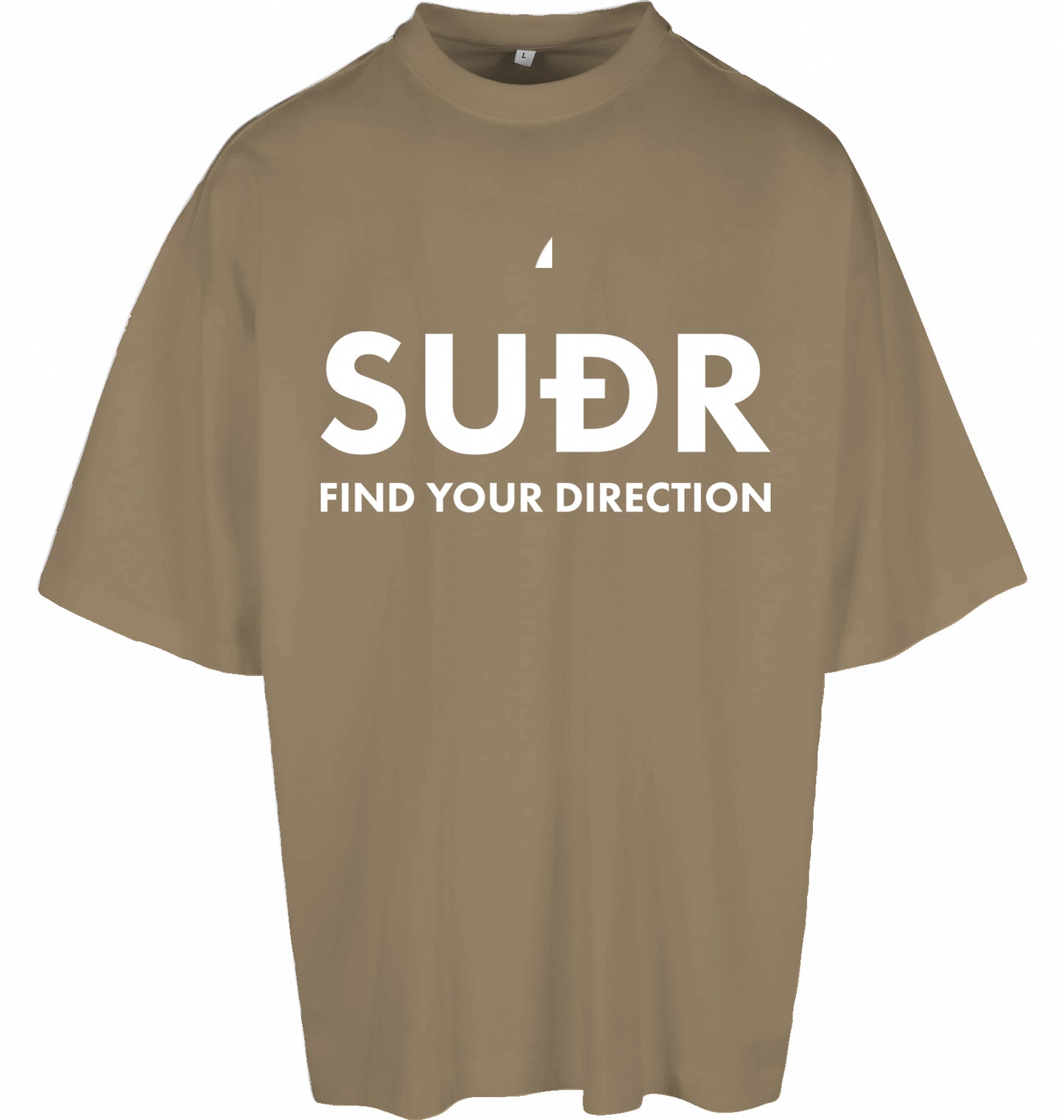 SUÐR FIND Huge Tee in U. Beige – Vorderseite mit weißem SUÐR Find-Your-Direction-Print und gesticktem Logo