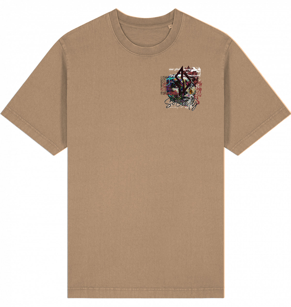 VESTR SOCIETY – Garment Dyed Tee in Latte, kleine Collage auf der Brust von SUÐR