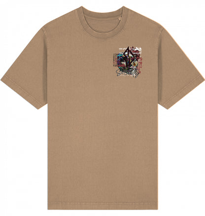 VESTR SOCIETY – Garment Dyed Tee in Latte, kleine Collage auf der Brust von SUÐR