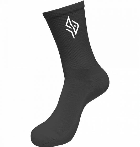 SUÐR FIND Crew Socks in Schwarz – Seitenansicht mit Emblem
