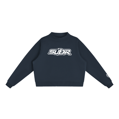 SUÐR Mock-Neck Sweatshirt – Sweatshirt in Navy Blue, Vorderseite mit SUÐR-Schriftzug in Weiß auf der Brust