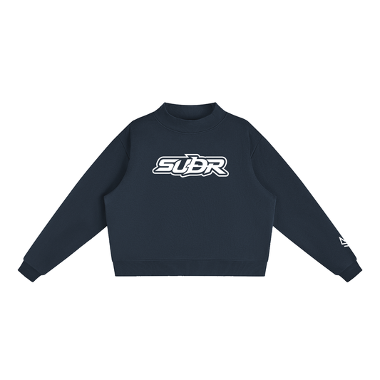SUÐR Mock-Neck Sweatshirt – Sweatshirt in Navy Blue, Vorderseite mit SUÐR-Schriftzug in Weiß auf der Brust