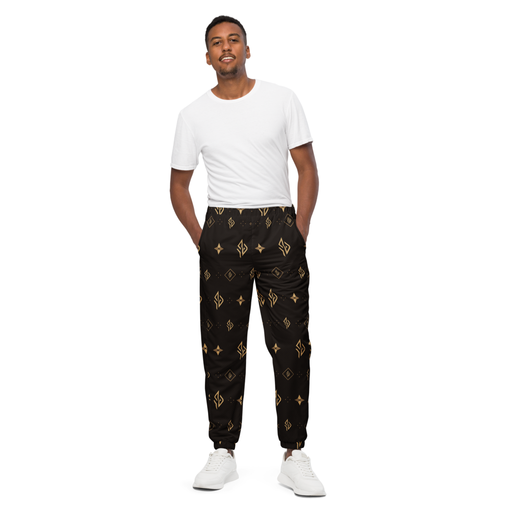 SUÐR Signature Track Pants in Braun/Gold – Monogramm-Muster, Vorderansicht